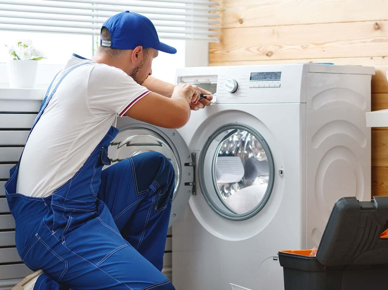 Técnico reparando electrodoméstico Balay en Coca